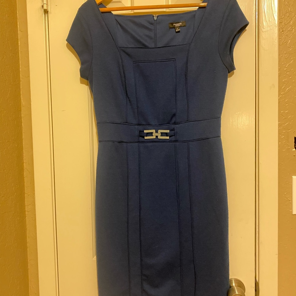 Stunning details on this beautiful blue dress. Size 4